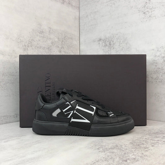 Valentino Garavani VL7N "Black"